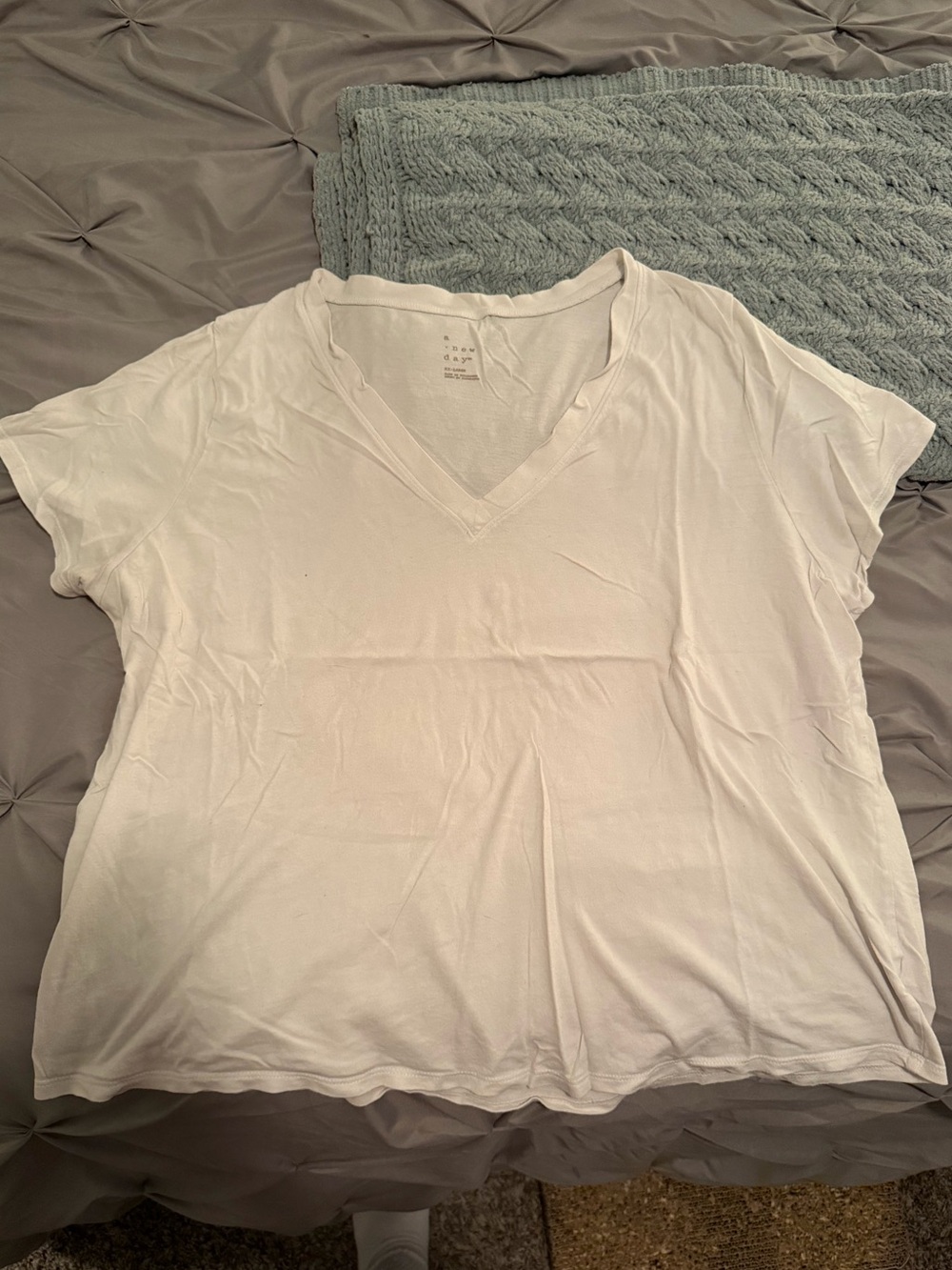 A New Day white v-neck t-shirt Size XXL